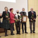 20.12.2021. Kielce. Wręczenie Odznaki Honorowej Województwa Świętokrzyskiego. . Na zdjęciu: Marek Bogusławski - wicemarszałek województwa świętokrzyskiego, Andrzej Pruś - przewodniczący Sejmiku Województwa Świętokrzyskiego i przedstawiciele Teatru Muzycznego Nad Kamienną "Starachowianie" / Wiktor Taszłow / Radio Kielce