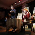 20.12.2021. Kielce. Benefis Zyty Trych. Na zdjęciu (od lewej): Wit Chamera i Zyta Trych - prezes Towarzystwa Przyjaciół Sztuk Pięknych / Wiktor Taszłow / Radio Kielce