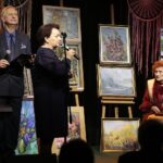 20.12.2021. Kielce. Benefis Zyty Trych. Na zdjęciu (od lewej): Wit Chamera, Maria Salus - wiceprezes Towarzystwa Przyjaciół Sztuk Pięknych i Zyta Trych - prezes Towarzystwa Przyjaciół Sztuk Pięknych / Wiktor Taszłow / Radio Kielce