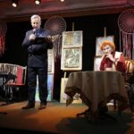 20.12.2021. Kielce. Benefis Zyty Trych. Na zdjęciu (od lewej): Wit Chamera i Zyta Trych - prezes Towarzystwa Przyjaciół Sztuk Pięknych / Wiktor Taszłow / Radio Kielce