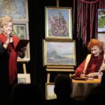 20.12.2021. Kielce. Benefis Zyty Trych. Na zdjęciu (od lewej): Anna Lachnik i Zyta Trych - prezes Towarzystwa Przyjaciół Sztuk Pięknych / Wiktor Taszłow / Radio Kielce