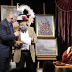 20.12.2021. Kielce. Benefis Zyty Trych. Na zdjęciu (od lewej): Wit Chamera, Bogumił Wtorkiewicz i Zyta Trych - prezes Towarzystwa Przyjaciół Sztuk Pięknych / Wiktor Taszłow / Radio Kielce