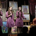 20.12.2021. Kielce. Benefis Zyty Trych. Na zdjęciu (od lewej): Tercet MADAME i Zyta Trych - prezes Towarzystwa Przyjaciół Sztuk Pięknych / Wiktor Taszłow / Radio Kielce