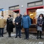 21.12.2021. Kielce. Przekazanie środków ochrony dla świętokrzyskich DPS-ów. Na zdjęciu (w środku): Zdzisław Łakomiec - pracownik Domu Pomocy Społecznej im. Florentyny Malskiej w Kielcach i Zbigniew Koniusz - wojewoda świętokrzyski / Wiktor Taszłow / Radio Kielce