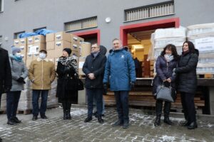 21.12.2021. Kielce. Przekazanie środków ochrony dla świętokrzyskich DPS-ów. Na zdjęciu (w środku): Zdzisław Łakomiec - pracownik Domu Pomocy Społecznej im. Florentyny Malskiej w Kielcach i Zbigniew Koniusz - wojewoda świętokrzyski / Wiktor Taszłow / Radio Kielce