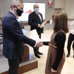 21.12.2021. Kielce. Rozstrzygnięcie konkursu na spot filmowy #Szczepimy się. Na zdjęciu (od lewej): Zbigniew Koniusz - wojewoda świętokrzyski, Melania Dusza / Wiktor Taszłow / Radio Kielce