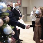 21.12.2021. Kielce. Rozstrzygnięcie konkursu na spot filmowy #Szczepimy się. Na zdjęciu (od lewej): Zbigniew Koniusz - wojewoda świętokrzyski, Melania Dusza / Wiktor Taszłow / Radio Kielce