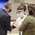 21.12.2021. Kielce. Rozstrzygnięcie konkursu na spot filmowy #Szczepimy się. Na zdjęciu (od lewej): Zbigniew Koniusz - wojewoda świętokrzyski, Adam Ptasiński / Wiktor Taszłow / Radio Kielce