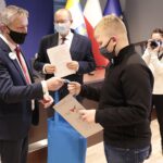 21.12.2021. Kielce. Rozstrzygnięcie konkursu na spot filmowy #Szczepimy się. Na zdjęciu (od lewej): Zbigniew Koniusz - wojewoda świętokrzyski, Krzysztof Bidziński / Wiktor Taszłow / Radio Kielce