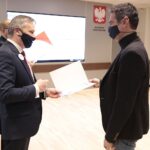 21.12.2021. Kielce. Rozstrzygnięcie konkursu na spot filmowy #Szczepimy się. Na zdjęciu (od lewej): Zbigniew Koniusz - wojewoda świętokrzyski, Dawid Łukasik / Wiktor Taszłow / Radio Kielce