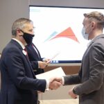 21.12.2021. Kielce. Rozstrzygnięcie konkursu na spot filmowy #Szczepimy się. Na zdjęciu (od lewej): Zbigniew Koniusz - wojewoda świętokrzyski, Piotr Michalski / Wiktor Taszłow / Radio Kielce