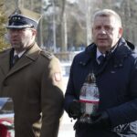 21.12.2021. Kielce. Obchody Dnia Pamięci Poległych na Misjach na kieleckiej Bukówce. Na zdjęciu (od lewej): Adam Włoczewski - komendant Centrum Przygotowań do Misji Zagranicznych, Jarosław Rusiecki - senator / Wiktor Taszłow / Radio Kielce