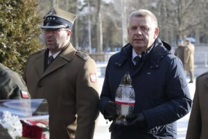 21.12.2021. Kielce. Obchody Dnia Pamięci Poległych na Misjach na kieleckiej Bukówce. Na zdjęciu (od lewej): Adam Włoczewski - komendant Centrum Przygotowań do Misji Zagranicznych, Jarosław Rusiecki - senator / Wiktor Taszłow / Radio Kielce