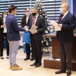 21.12.2021. Kielce. Rozstrzygnięcie konkursu na spot filmowy #Szczepimy się. Na zdjęciu (od lewej): Zbigniew Koniusz - wojewoda świętokrzyski, Adam Tusiej / Wiktor Taszłow / Radio Kielce