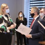 21.12.2021. Kielce. Rozstrzygnięcie konkursu na spot filmowy #Szczepimy się. Na zdjęciu (od lewej): Joanna Błońska - wiceprzewodnicząca zarządu Polskiego Stowarzyszenia Osób Niepełnosprawnych Intelektualnie koło w Kielcach, Zbigniew Koniusz - wojewoda świętokrzyski, / Wiktor Taszłow / Radio Kielce