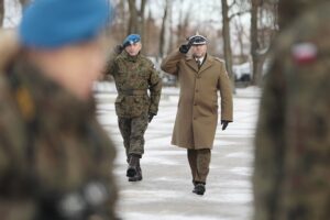 21.12.2021. Kielce. Obchody Dnia Pamięci Poległych na Misjach na kieleckiej Bukówce. Na zdjęciu (w środku): Adam Włoczewski - komendant Centrum Przygotowań do Misji Zagranicznych / Wiktor Taszłow / Radio Kielce