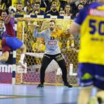 24.11.2021. Kielce. Mecz: Łomża Vive Kielce - FC Barcelona. Na zdjęciu: Andreas Wolff / Wiktor Taszłow / Radio Kielce