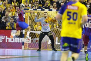 24.11.2021. Kielce. Mecz: Łomża Vive Kielce - FC Barcelona. Na zdjęciu: Andreas Wolff / Wiktor Taszłow / Radio Kielce