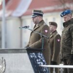 21.12.2021. Kielce. Obchody Dnia Pamięci Poległych na Misjach na kieleckiej Bukówce. Przemawia Adam Włoczewski - komendant Centrum Przygotowań do Misji Zagranicznych / Wiktor Taszłow / Radio Kielce