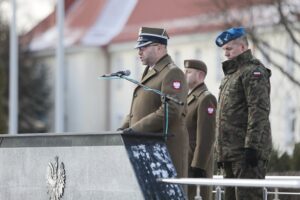 21.12.2021. Kielce. Obchody Dnia Pamięci Poległych na Misjach na kieleckiej Bukówce. Przemawia Adam Włoczewski - komendant Centrum Przygotowań do Misji Zagranicznych / Wiktor Taszłow / Radio Kielce