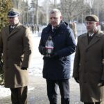 21.12.2021. Kielce. Obchody Dnia Pamięci Poległych na Misjach na kieleckiej Bukówce. Na zdjęciu (od lewej): Adam Włoczewski - komendant Centrum Przygotowań do Misji Zagranicznych, Jarosław Rusiecki - senator, płk Piotr Hałys - dowódca 10. Świętokrzyskiej Brygady Obrony Terytorialnej / Wiktor Taszłow / Radio Kielce