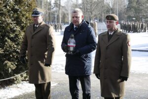 21.12.2021. Kielce. Obchody Dnia Pamięci Poległych na Misjach na kieleckiej Bukówce. Na zdjęciu (od lewej): Adam Włoczewski - komendant Centrum Przygotowań do Misji Zagranicznych, Jarosław Rusiecki - senator, płk Piotr Hałys - dowódca 10. Świętokrzyskiej Brygady Obrony Terytorialnej / Wiktor Taszłow / Radio Kielce