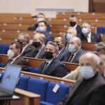 21.12.2021. Kielce. Wręczenie czeków przedstawicielom samorządów, które zwyciężyły w konkursie Rosnąca Odporność / Wiktor Taszłow / Radio Kielce