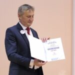 21.12.2021. Kielce. Wręczenie czeków przedstawicielom samorządów, które zwyciężyły w konkursie Rosnąca Odporność. Na zdjęciu: Zbigniew Koniusz - wojewoda świętokrzyski / Wiktor Taszłow / Radio Kielce