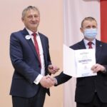 21.12.2021. Kielce. Wręczenie czeków przedstawicielom samorządów, które zwyciężyły w konkursie Rosnąca Odporność. Na zdjęciu (od lewej): Zbigniew Koniusz - wojewoda świętokrzyski, Jacek Wilk - wójt gminy Tuczępy / Wiktor Taszłow / Radio Kielce