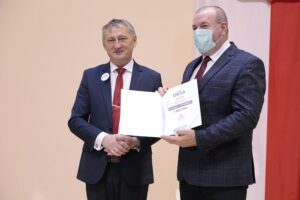 21.12.2021. Kielce. Wręczenie czeków przedstawicielom samorządów, które zwyciężyły w konkursie Rosnąca Odporność. Na zdjęciu (od lewej): Zbigniew Koniusz - wojewoda świętokrzyski, Tadeusz Soboń - wójt gminy Oksa / Wiktor Taszłow / Radio Kielce