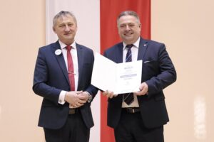 21.12.2021. Kielce. Wręczenie czeków przedstawicielom samorządów, które zwyciężyły w konkursie Rosnąca Odporność. Na zdjęciu (od lewej): Zbigniew Koniusz - wojewoda świętokrzyski, Edward Krupa - wójt gminy Bejsce / Wiktor Taszłow / Radio Kielce