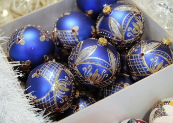 Bombki, gwiazdki i serduszka na choinkę zrobione na szydełku - Radio Kielce 22.12.2021. Kielce. Choinkowe bombki / Wiktor Taszłow / Radio Kielce