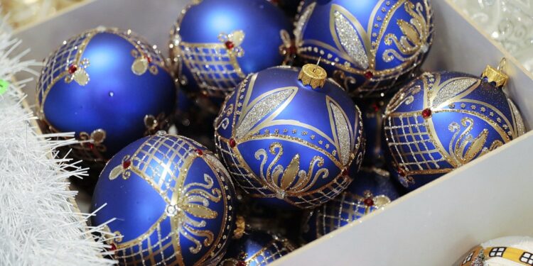 Bombki, gwiazdki i serduszka na choinkę zrobione na szydełku - Radio Kielce 22.12.2021. Kielce. Choinkowe bombki / Wiktor Taszłow / Radio Kielce