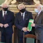 23.12.2021. Kielce. Podpisanie umów na powstanie lub dofinansowanie już istniejących świetlic środowiskowych. Na zdjęciu (od lewej): Marek Jońca - członek zarządu województwa, Andrzej Bętkowski - marszałek województwa świętokrzyskiego, Waldemar Sikora - burmistrz Buska-Zdroju / Wiktor Taszłow / Radio Kielce