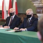 23.12.2021. Kielce. Podpisanie umów na powstanie lub dofinansowanie już istniejących świetlic środowiskowych. Na zdjęciu (od lewej): Marek Jońca - członek zarządu województwa, Andrzej Bętkowski - marszałek województwa świętokrzyskiego / Wiktor Taszłow / Radio Kielce