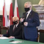 23.12.2021. Kielce. Podpisanie umów na powstanie lub dofinansowanie już istniejących świetlic środowiskowych. Na zdjęciu (od lewej): Marek Jońca - członek zarządu województwa, Andrzej Bętkowski - marszałek województwa świętokrzyskiego / Wiktor Taszłow / Radio Kielce