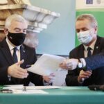 23.12.2021. Kielce. Podpisanie umów na powstanie lub dofinansowanie już istniejących świetlic środowiskowych. Na zdjęciu (od lewej): Andrzej Bętkowski - marszałek województwa świętokrzyskiego, Włodzimierz Badurak - burmistrz Pińczowa / Wiktor Taszłow / Radio Kielce