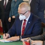 23.12.2021. Kielce. Podpisanie umów na powstanie lub dofinansowanie już istniejących świetlic środowiskowych. Na zdjęciu: Tomasz Lato - wójt Masłowa / Wiktor Taszłow / Radio Kielce