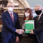 23.12.2021. Kielce. Podpisanie umów na powstanie lub dofinansowanie już istniejących świetlic środowiskowych. Na zdjęciu (od lewej): Tomasz Lato - wójt Masłowa, Małgorzata Kumór - skarbnik gminy Masłów, Andrzej Bętkowski - marszałek województwa świętokrzyskiego / Wiktor Taszłow / Radio Kielce