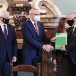 23.12.2021. Kielce. Podpisanie umów na powstanie lub dofinansowanie już istniejących świetlic środowiskowych. Na zdjęciu (od lewej): Marek Jońca - członek zarządu województwa, Tomasz Lato - wójt Masłowa, Andrzej Bętkowski - marszałek województwa świętokrzyskiego / Wiktor Taszłow / Radio Kielce