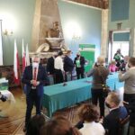 23.12.2021. Kielce. Podpisanie umów na powstanie lub dofinansowanie już istniejących świetlic środowiskowych / Wiktor Taszłow / Radio Kielce