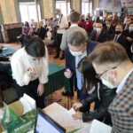 23.12.2021. Kielce. Podpisanie umów na powstanie lub dofinansowanie już istniejących świetlic środowiskowych / Wiktor Taszłow / Radio Kielce