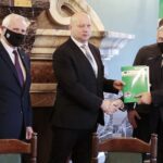 23.12.2021. Kielce. Podpisanie umów na powstanie lub dofinansowanie już istniejących świetlic środowiskowych. Na zdjęciu (od lewej): Marek Jońca - członek zarządu województwa, Damian Szpak - wójt Rakowa, Andrzej Bętkowski - marszałek województwa świętokrzyskiego / Wiktor Taszłow / Radio Kielce