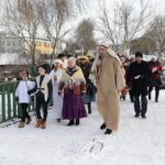 25.12.2021. Brzeziny. Żywa szopka i wspólne śpiewanie / Wiktor Taszłow / Radio Kielce