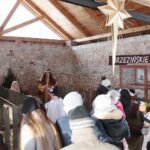 25.12.2021. Brzeziny. Żywa szopka i wspólne śpiewanie / Wiktor Taszłow / Radio Kielce