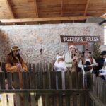 25.12.2021. Brzeziny. Żywa szopka i wspólne śpiewanie / Wiktor Taszłow / Radio Kielce