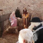 25.12.2021. Brzeziny. Żywa szopka i wspólne śpiewanie / Wiktor Taszłow / Radio Kielce