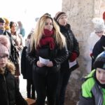 25.12.2021. Brzeziny. Żywa szopka i wspólne śpiewanie / Wiktor Taszłow / Radio Kielce