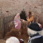 25.12.2021. Brzeziny. Żywa szopka i wspólne śpiewanie / Wiktor Taszłow / Radio Kielce