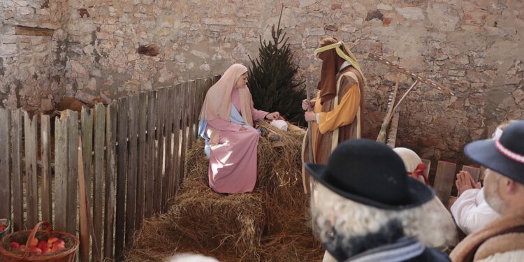 25.12.2021. Brzeziny. Żywa szopka i wspólne śpiewanie / Wiktor Taszłow / Radio Kielce